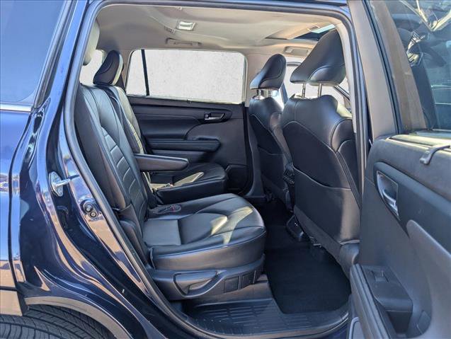 Used 2021 Toyota Highlander XLE FWD image 17