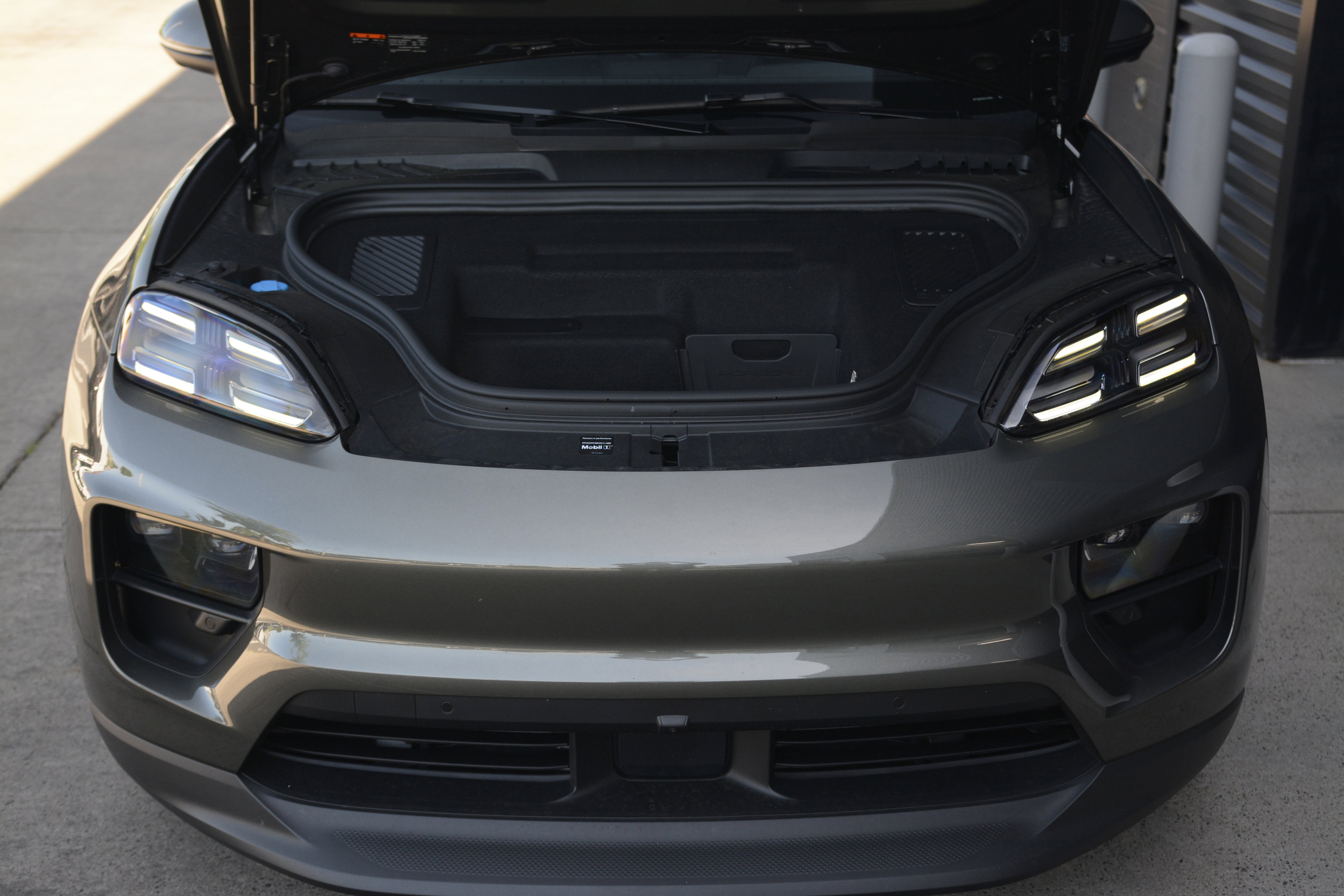 Certified 2025 Porsche Macan 4S Electric AWD/4WD image 35