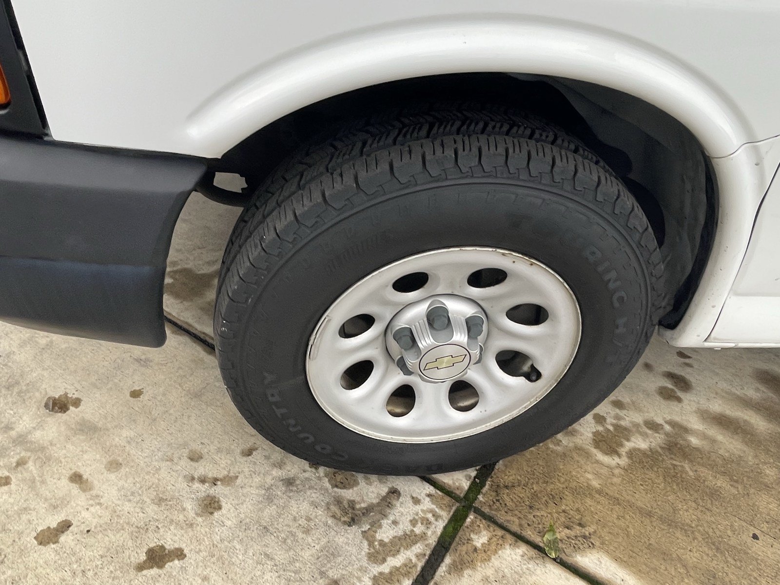 Used 2010 Chevrolet Express 1500 RWD image 25