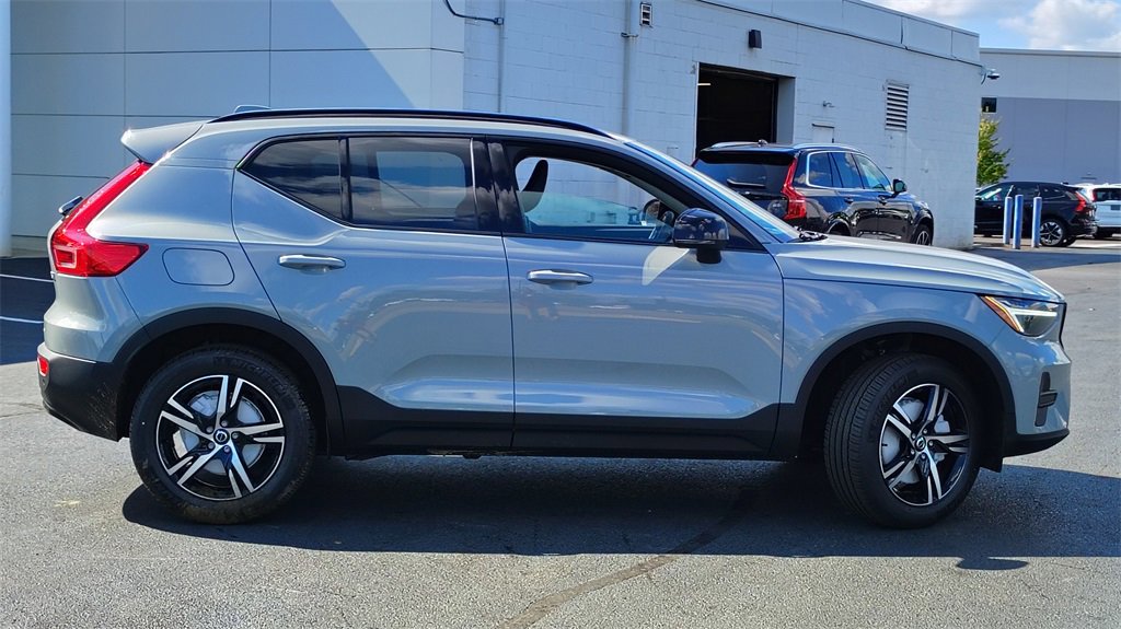 New 2026 Volvo XC40 B5 Core w/ Climate Package image 2