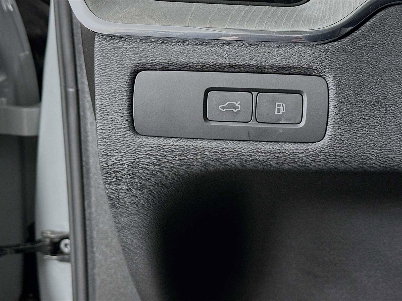 Used 2025 Volvo XC60 T8 Plus w/ Protection Package Premier image 10