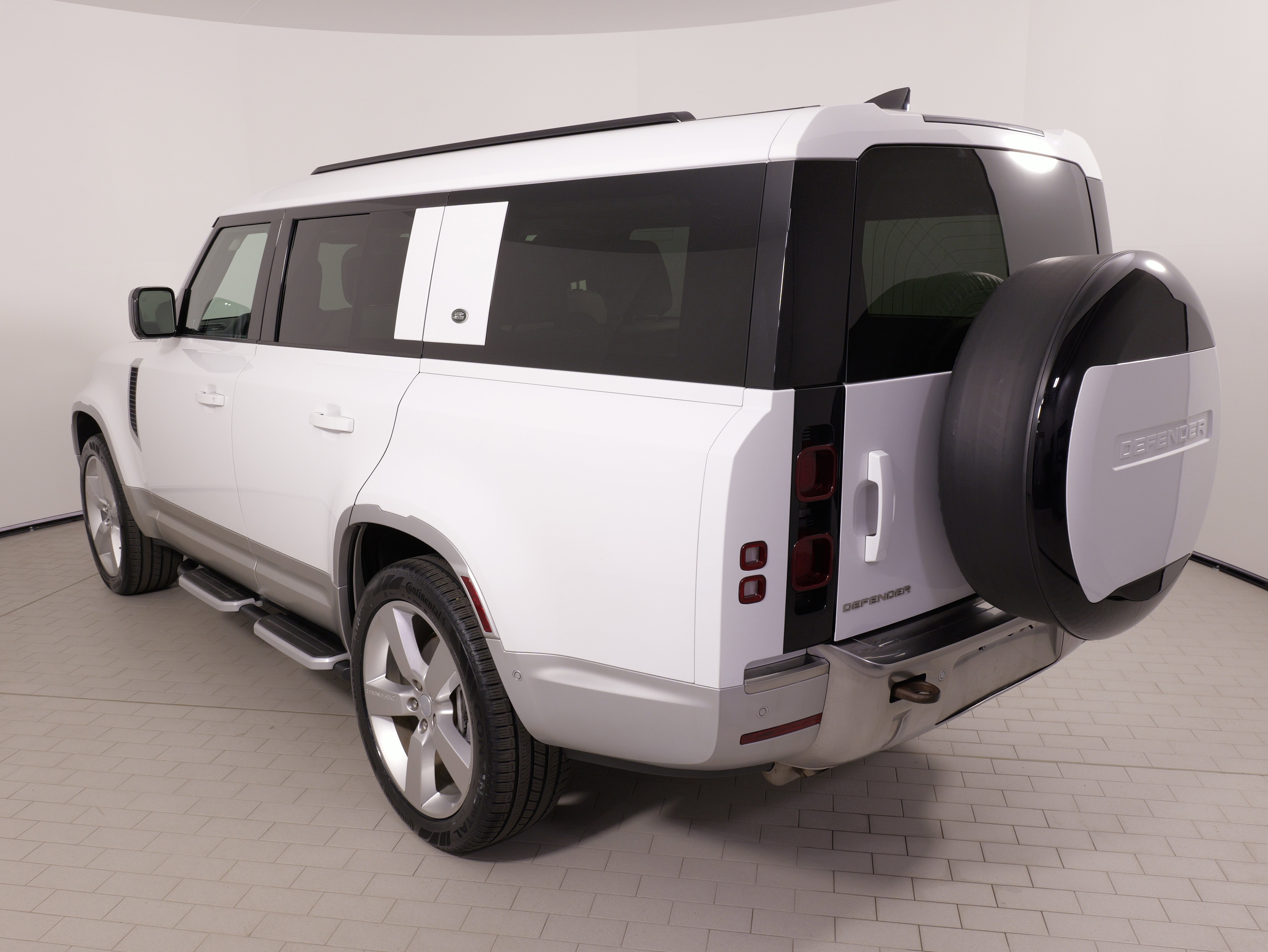 Used 2023 Land Rover Defender 130 S image 13