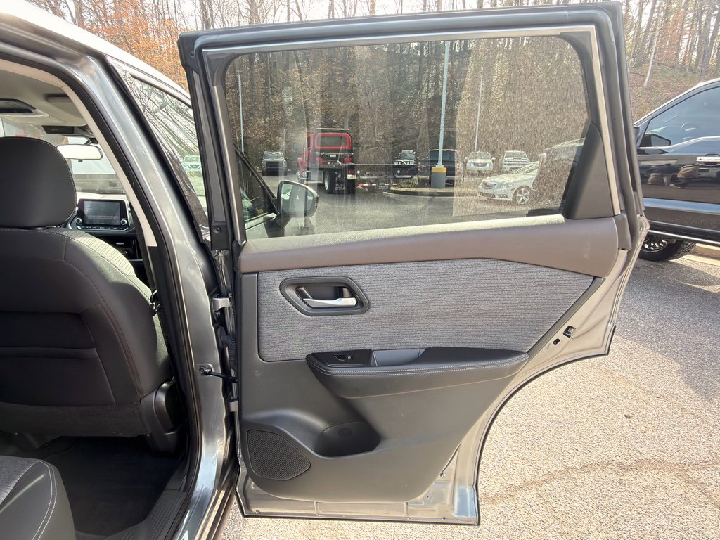 Used 2021 Nissan Rogue SV image 23