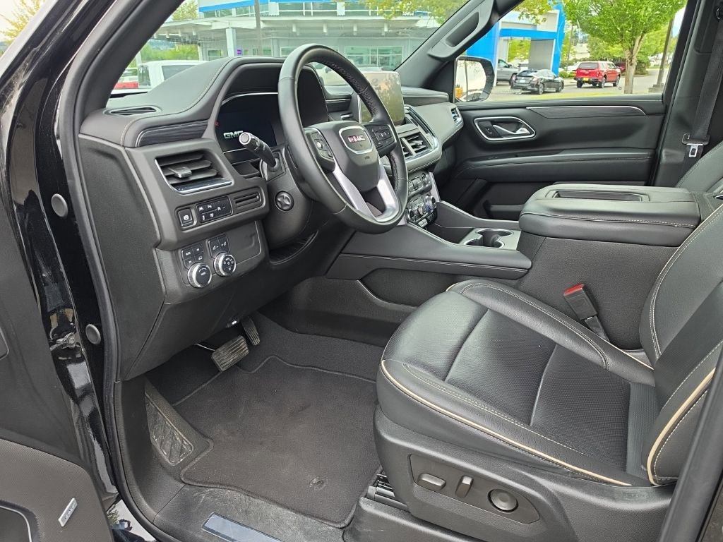 Used 2024 GMC Yukon XL SLT w/ SLT Luxury Package AWD/4WD image 2