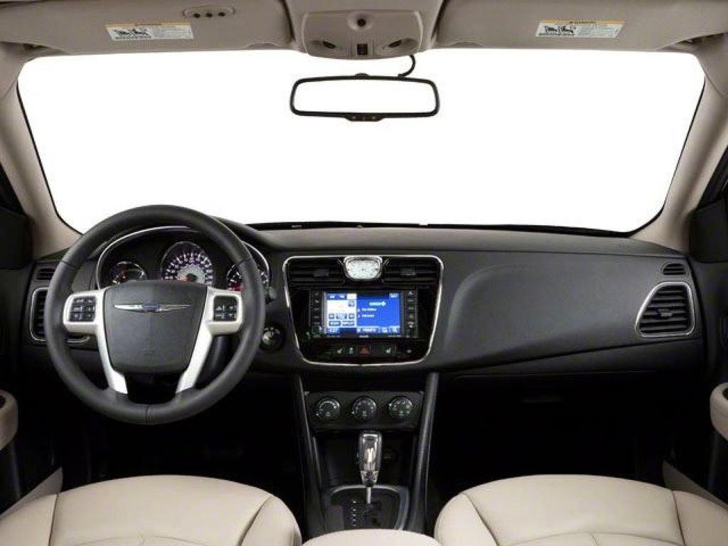 Used 2013 Chrysler 200 LX FWD image 5