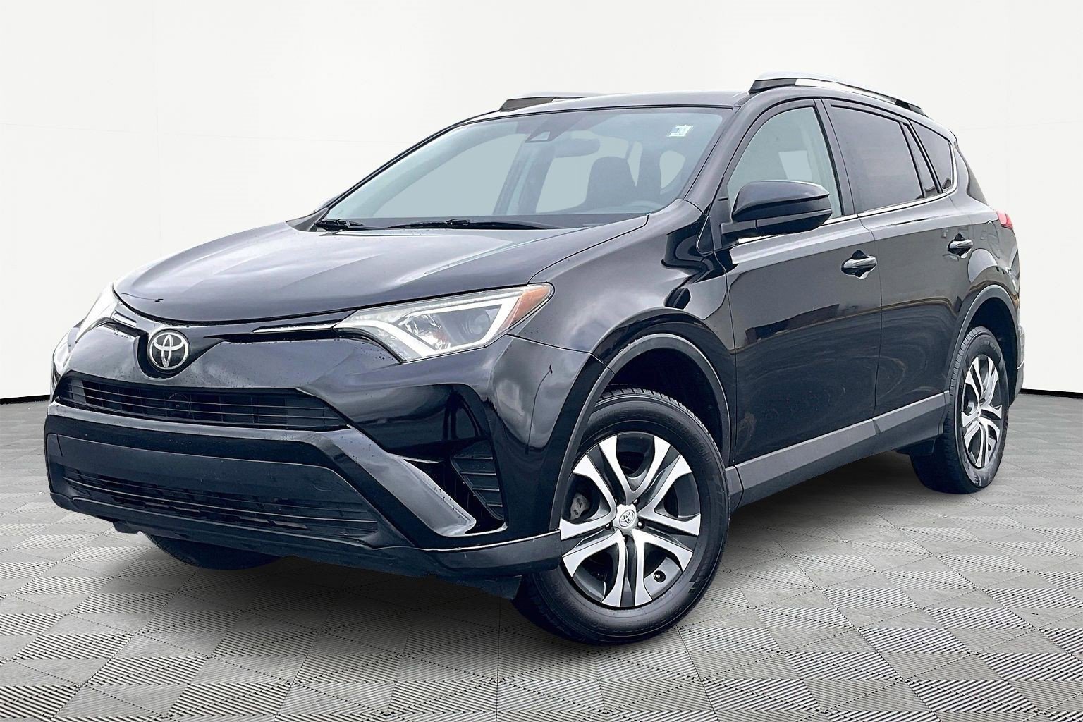 Used 2018 Toyota RAV4 LE image 2