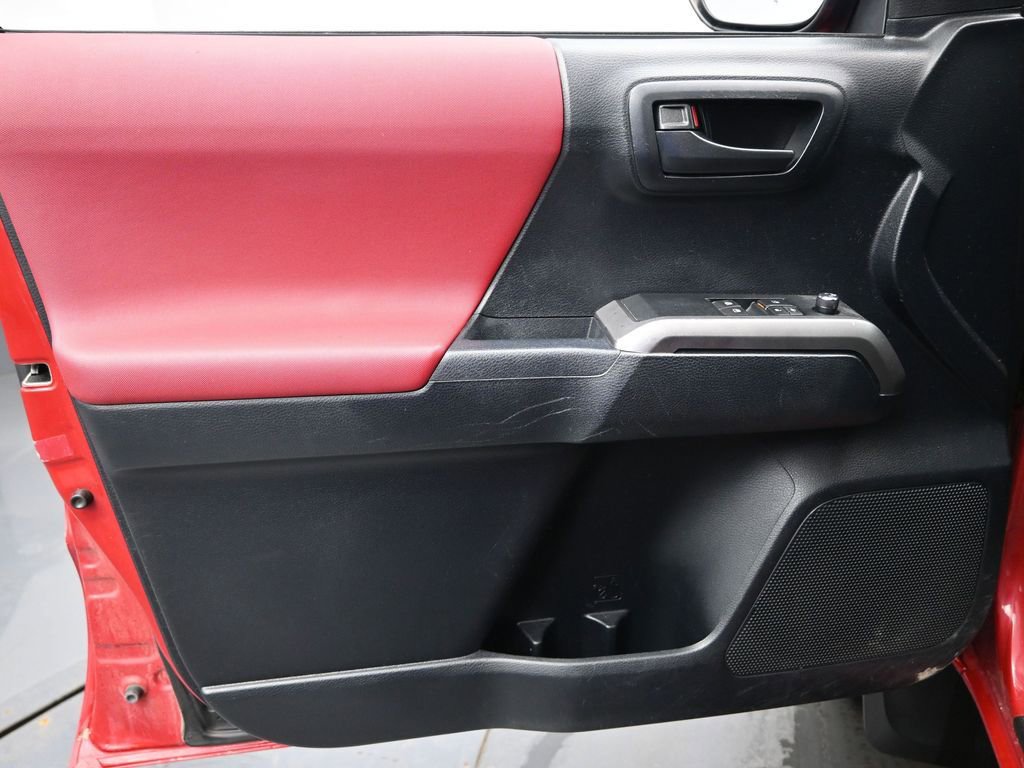 Used 2016 Toyota Tacoma SR5 w/ SR5 Appearance Package (SN) AWD/4WD image 17