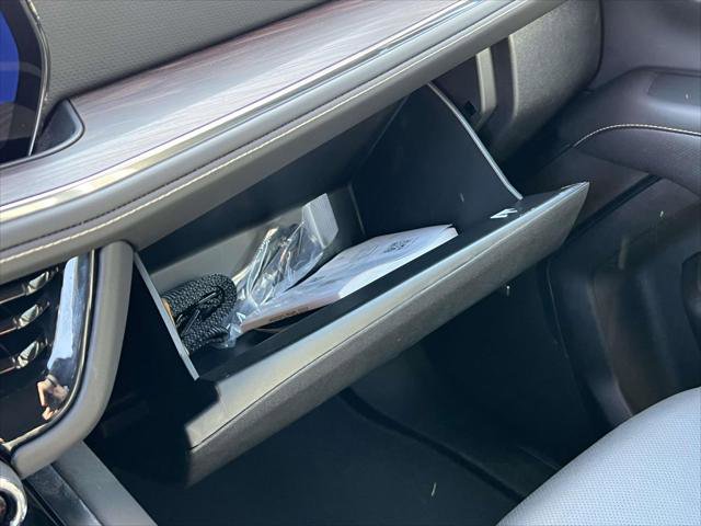 Used 2025 Chevrolet Suburban Premier AWD/4WD image 32