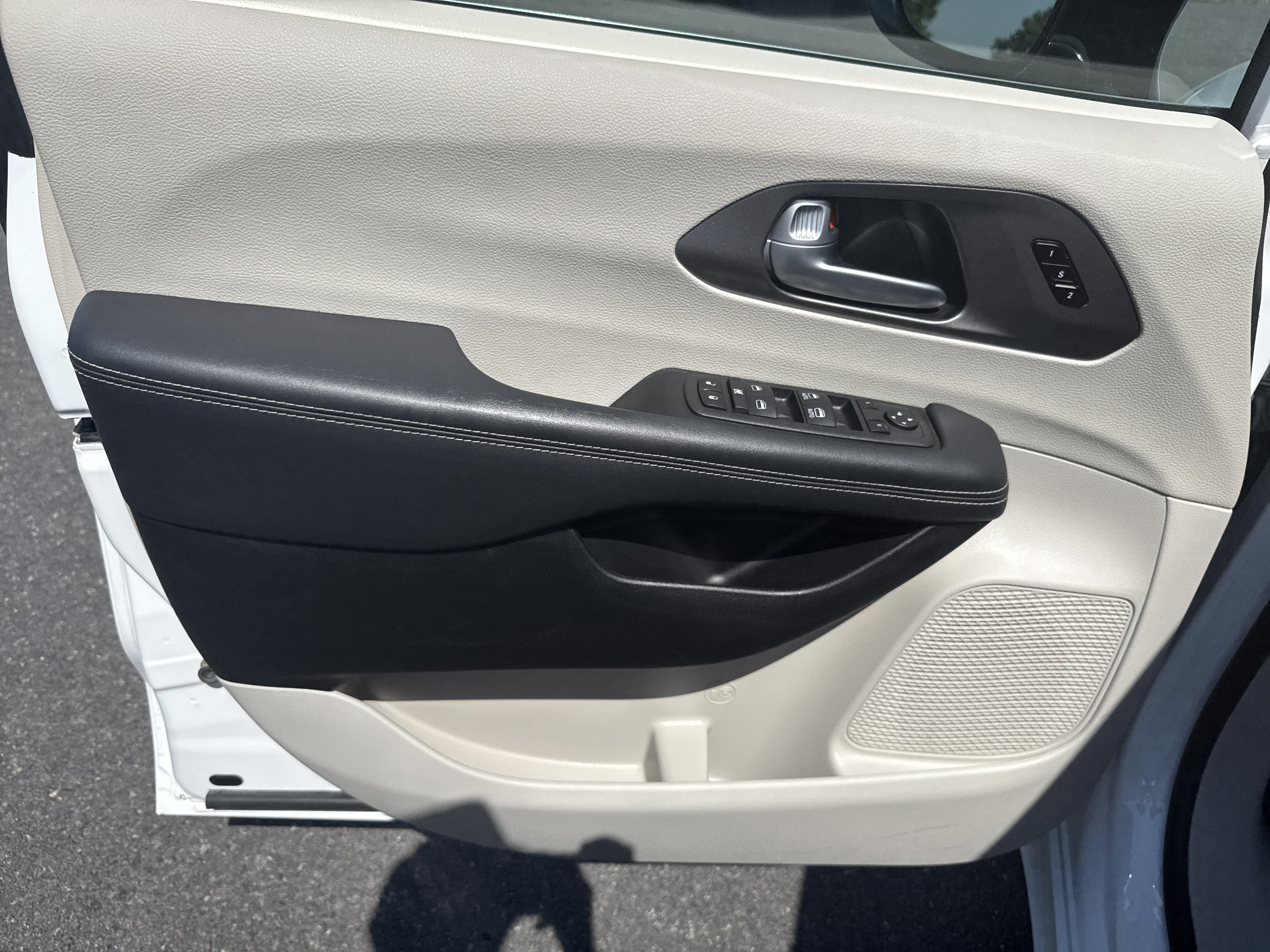 Used 2024 Chrysler Pacifica Touring-L FWD image 15