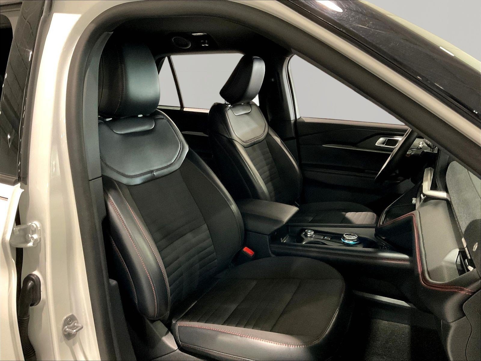 Used 2025 Ford Explorer ST-Line AWD/4WD image 28