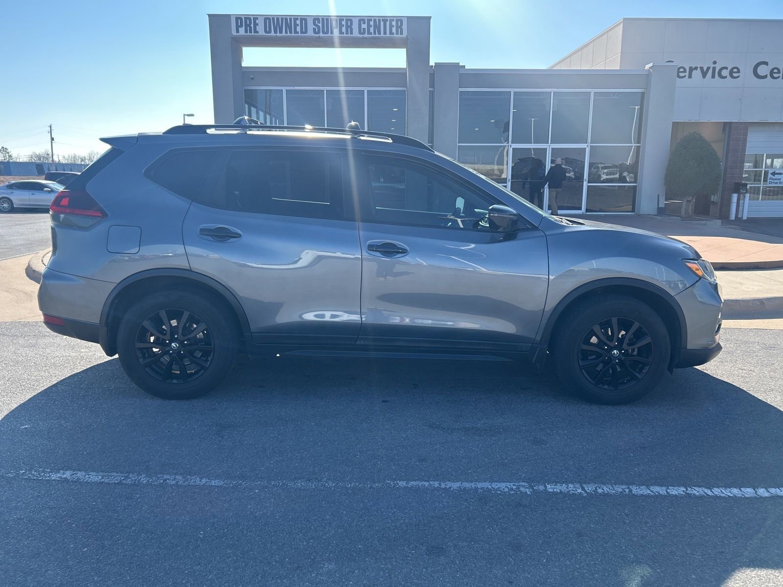 Used 2018 Nissan Rogue SV w/ Premium Package image 4