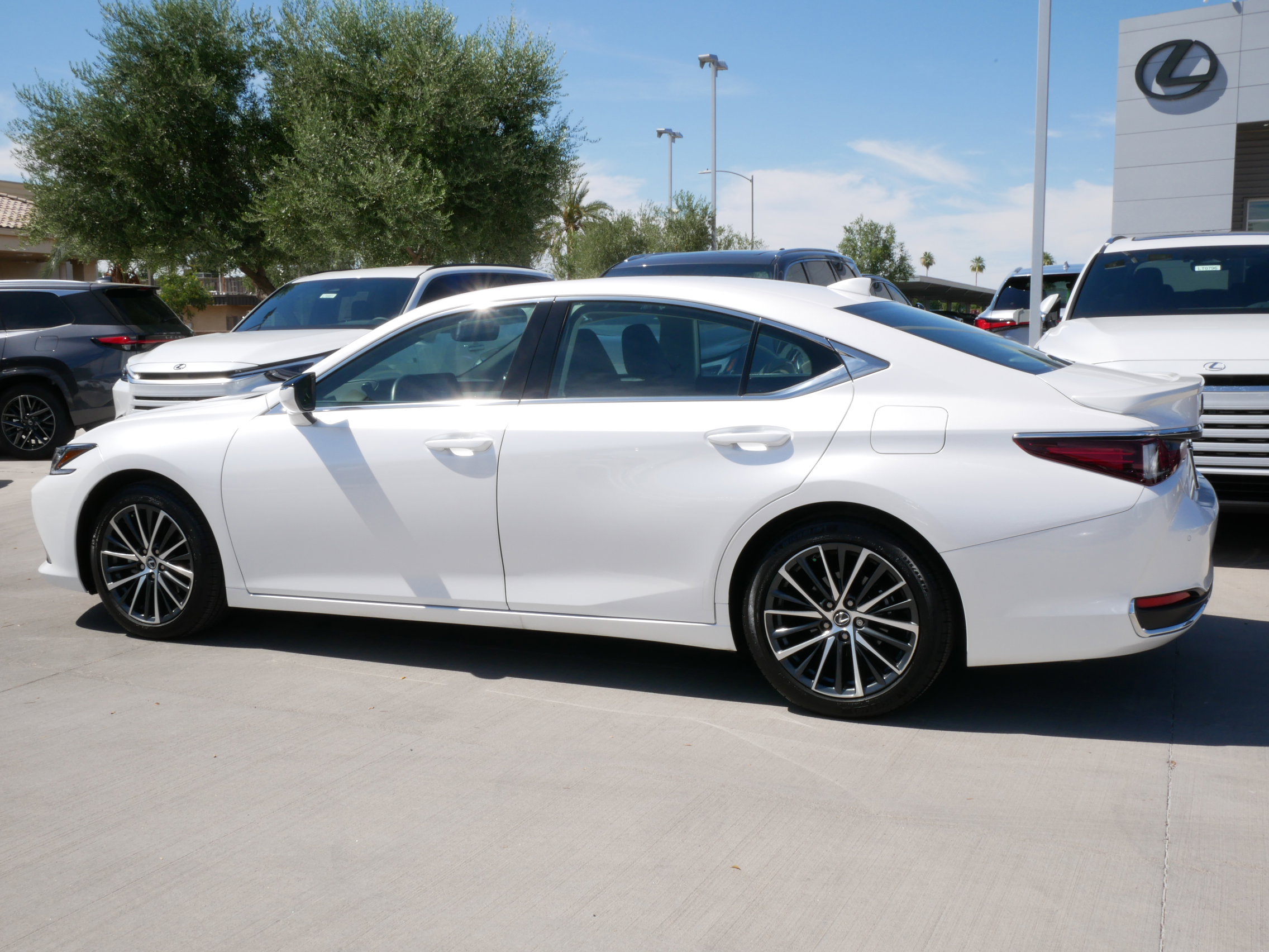 Certified 2025 Lexus ES 300h w/ Premium Package FWD image 5