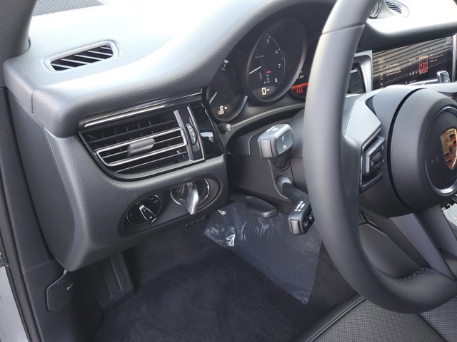 Used 2025 Porsche Macan image 29