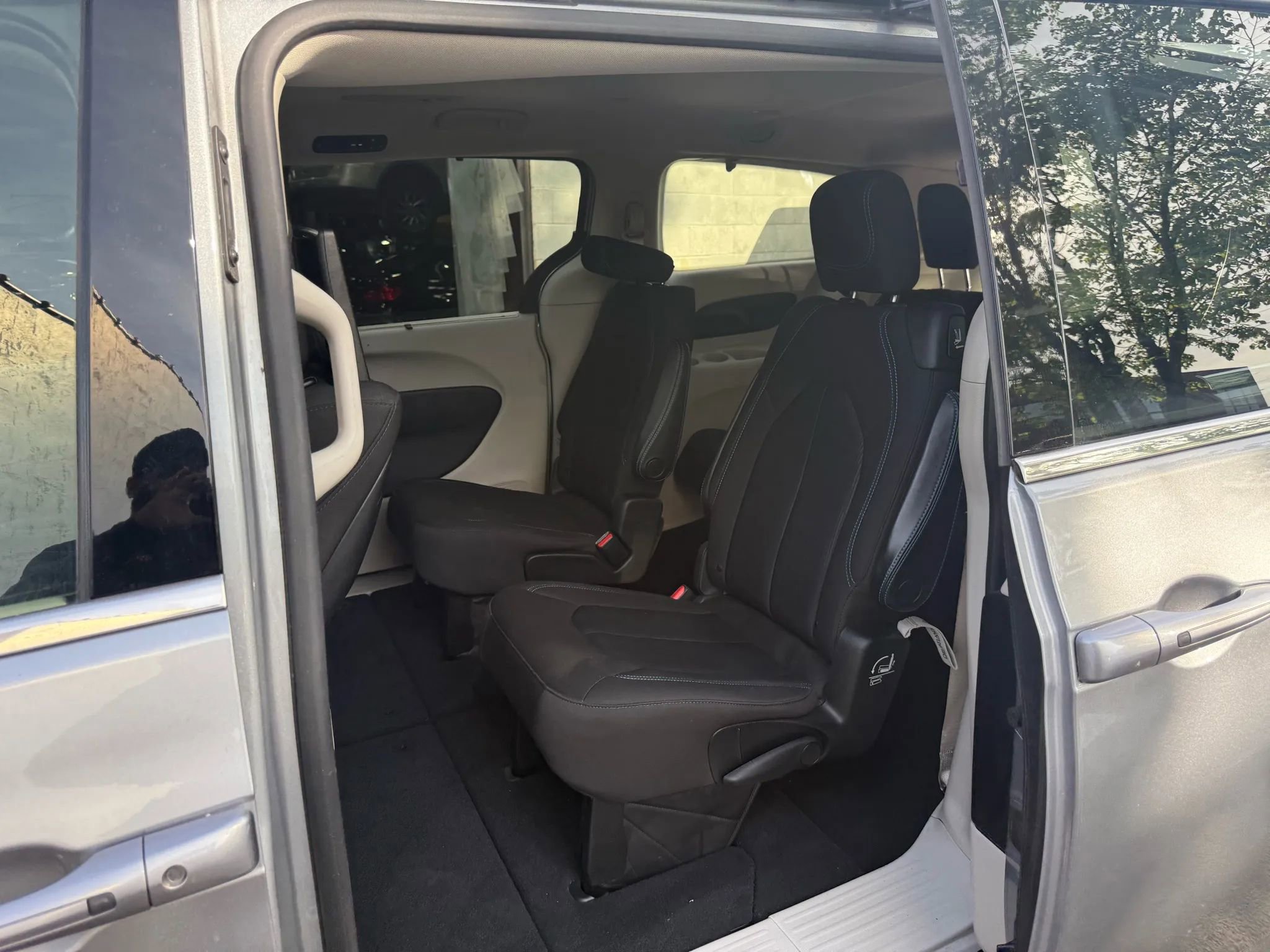 Used 2021 Chrysler Pacifica Touring w/ Uconnect Theater Family Group image 16