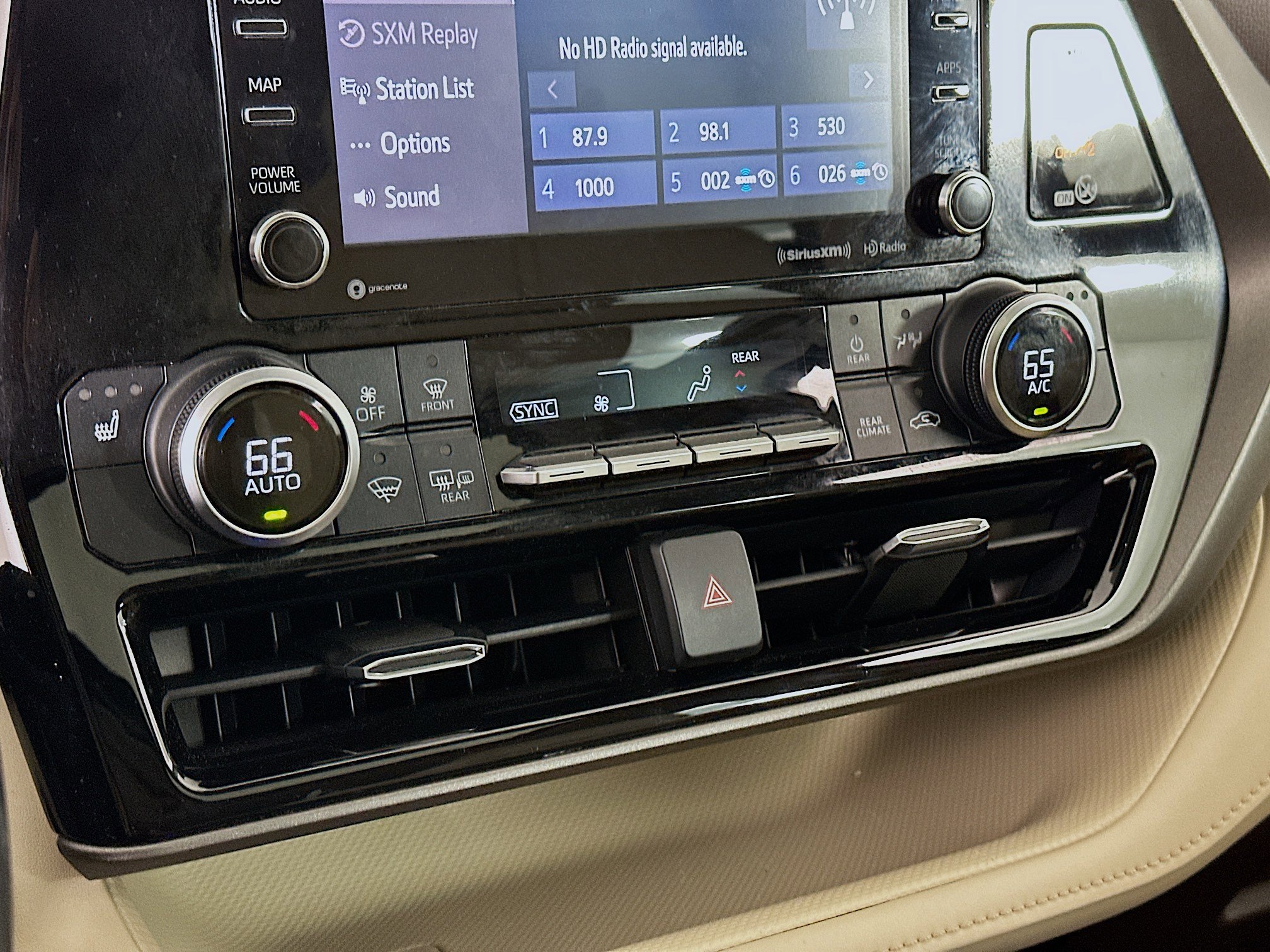 Used 2020 Toyota Highlander XLE image 23