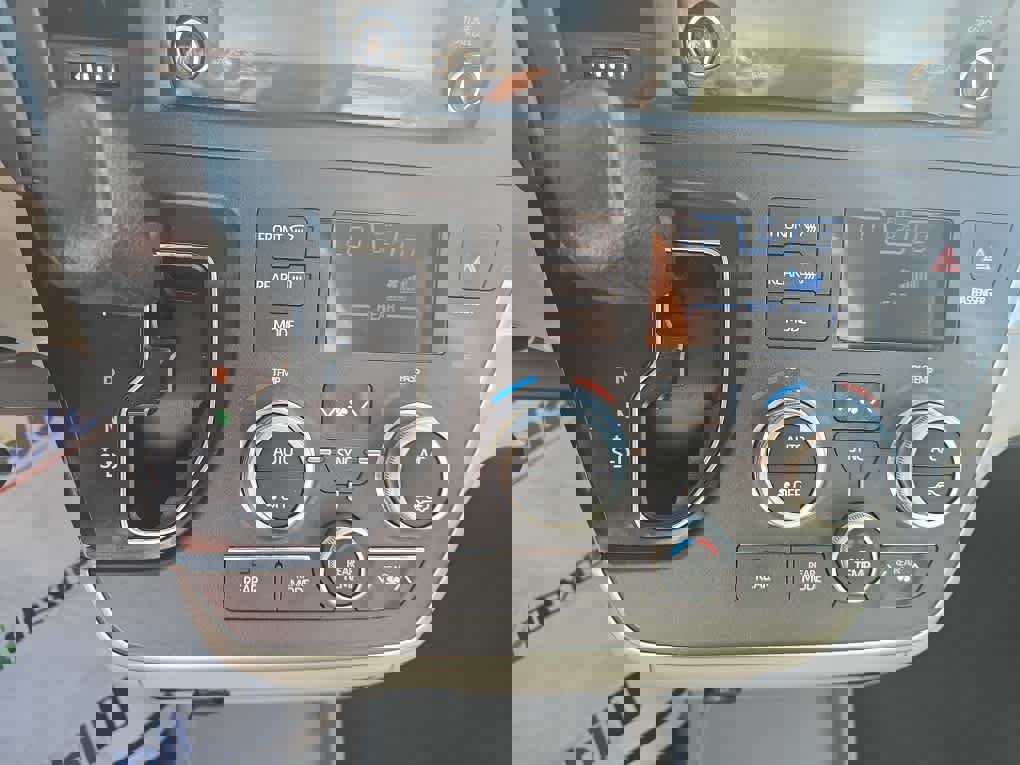 Used 2020 Toyota Sienna L image 21