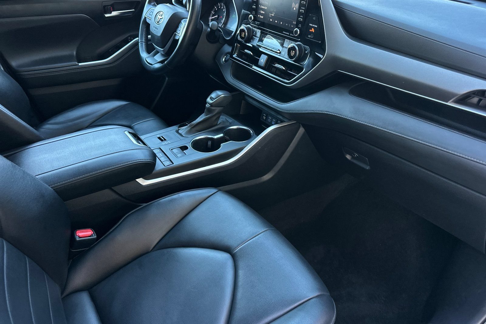 Used 2022 Toyota Highlander XLE FWD image 16