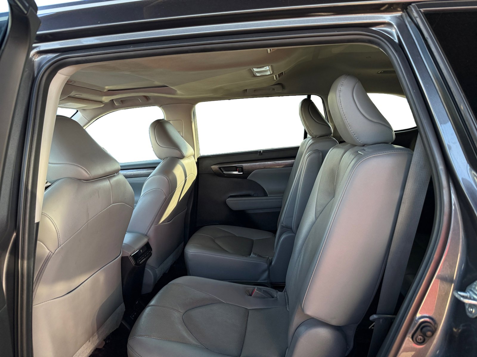 Used 2023 Toyota Highlander Limited image 11