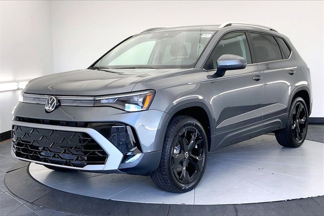 New 2026 Volkswagen Taos SEL image 2