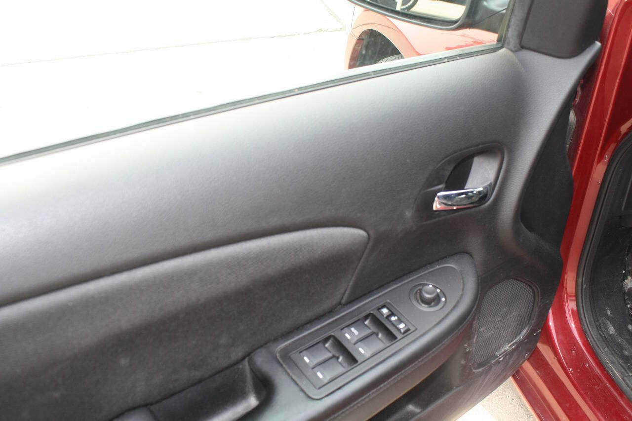 Used 2011 Chrysler 200 Touring FWD image 7