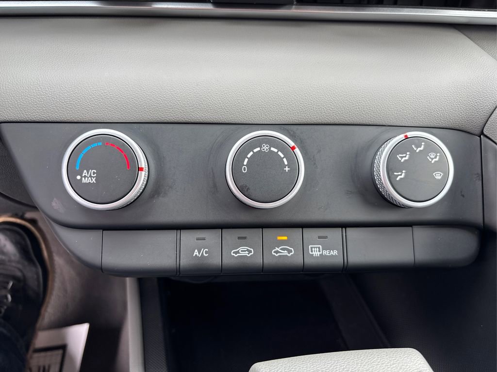 Certified 2024 Hyundai Elantra SE image 26