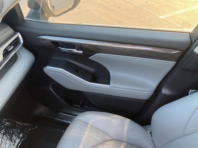 Used 2023 Toyota Highlander Limited image 21