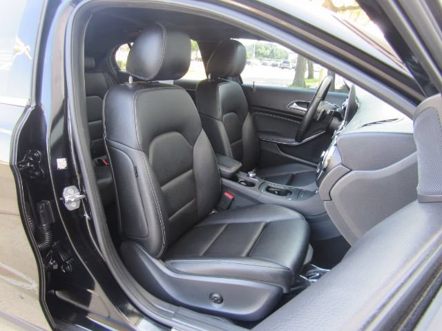 Used 2020 Mercedes-Benz GLA 250 w/ Premium Package image 24