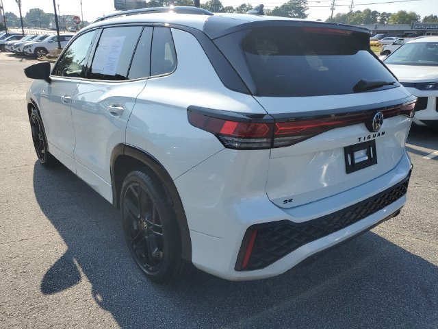 Certified 2025 Volkswagen Tiguan SE R-Line FWD image 6