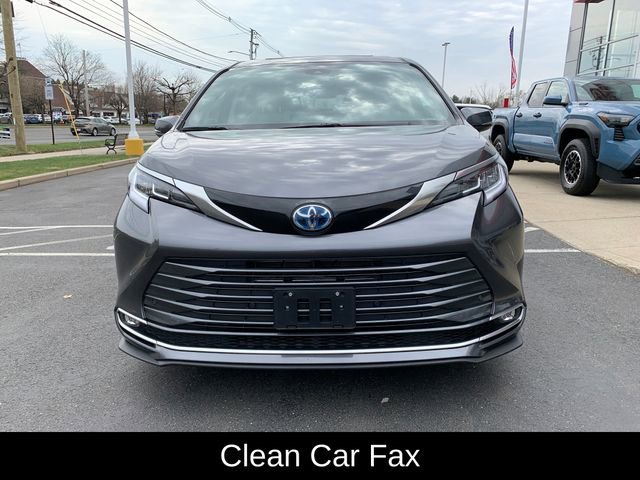 Used 2025 Toyota Sienna Limited image 9