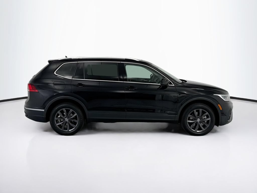 Used 2023 Volkswagen Tiguan SE w/ Panoramic Sunroof Package FWD image 4
