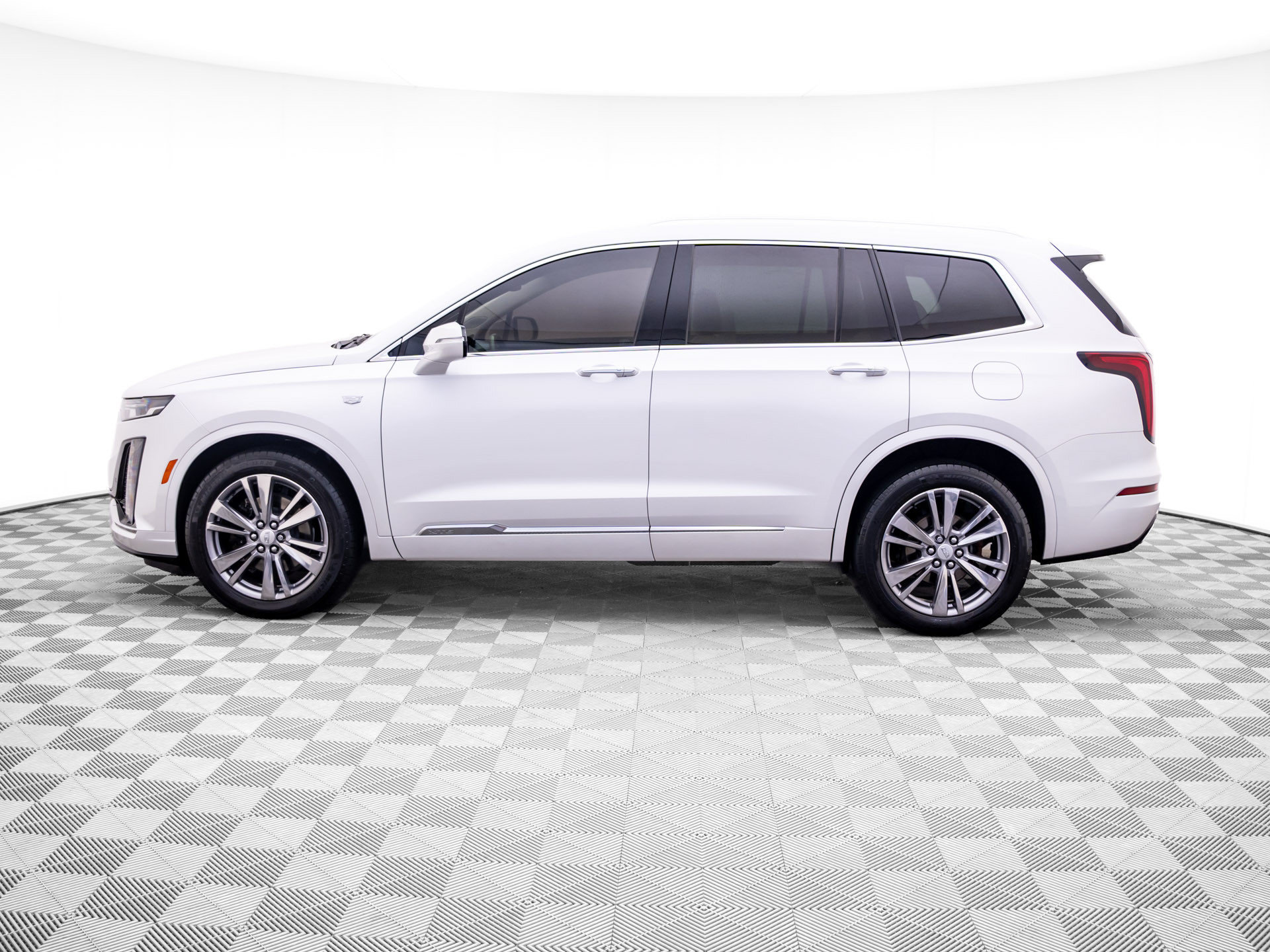 Used 2023 Cadillac XT6 Premium Luxury AWD/4WD image 2