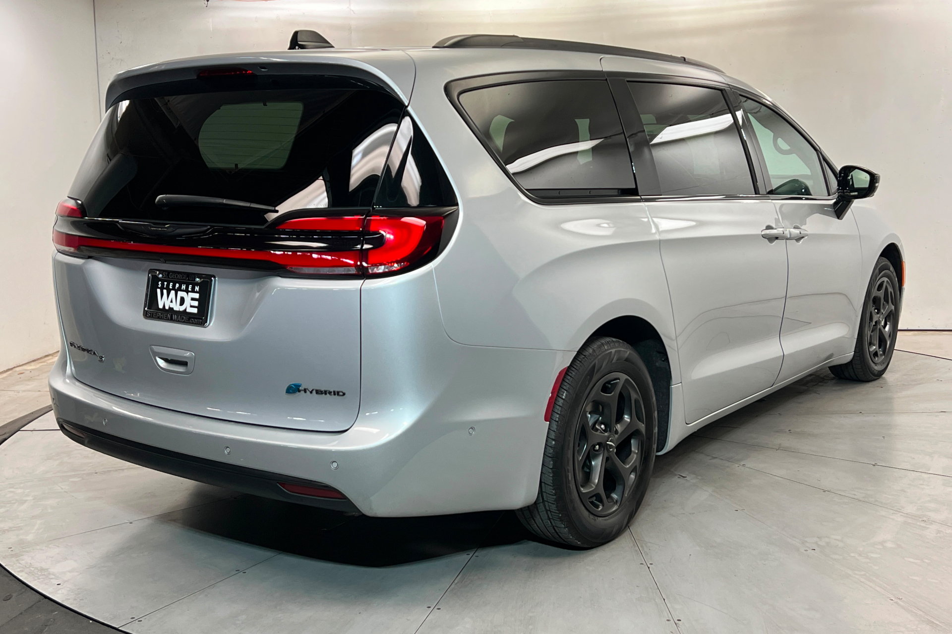 Used 2024 Chrysler Pacifica Premium FWD image 6