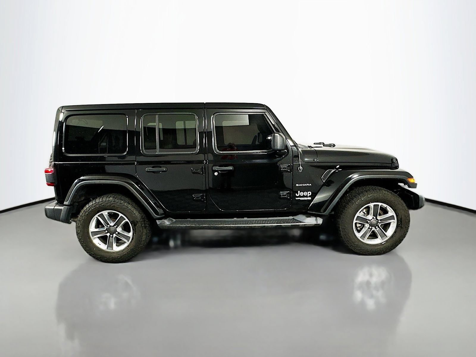 Used 2018 Jeep Wrangler Unlimited Sahara w/ Cold Weather Group AWD/4WD image 8