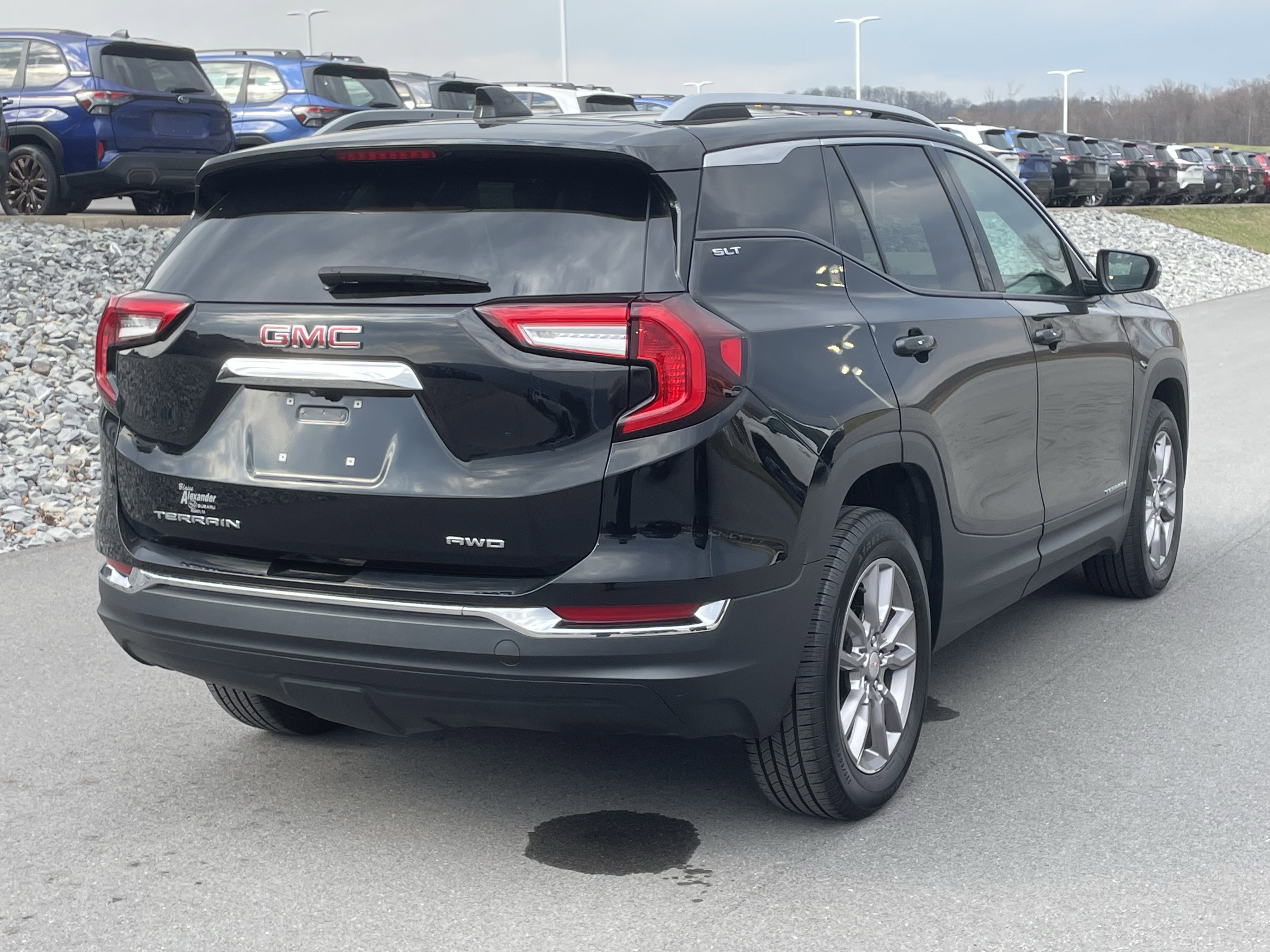 Used 2024 GMC Terrain SLT image 3