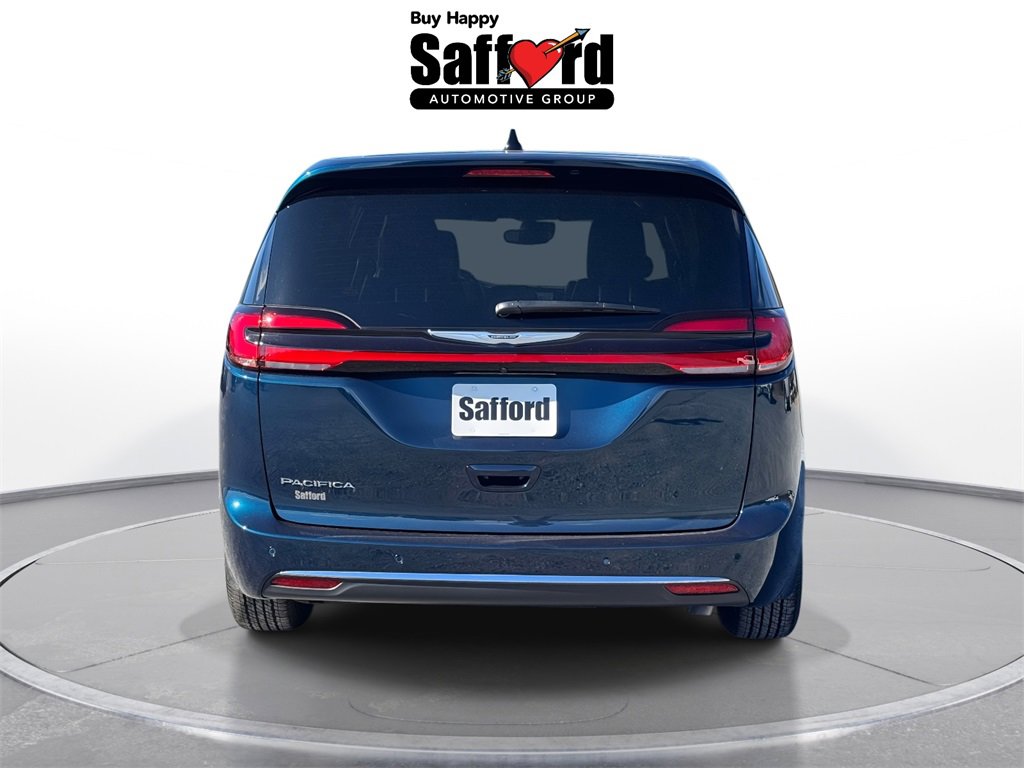 Used 2025 Chrysler Pacifica Select image 6