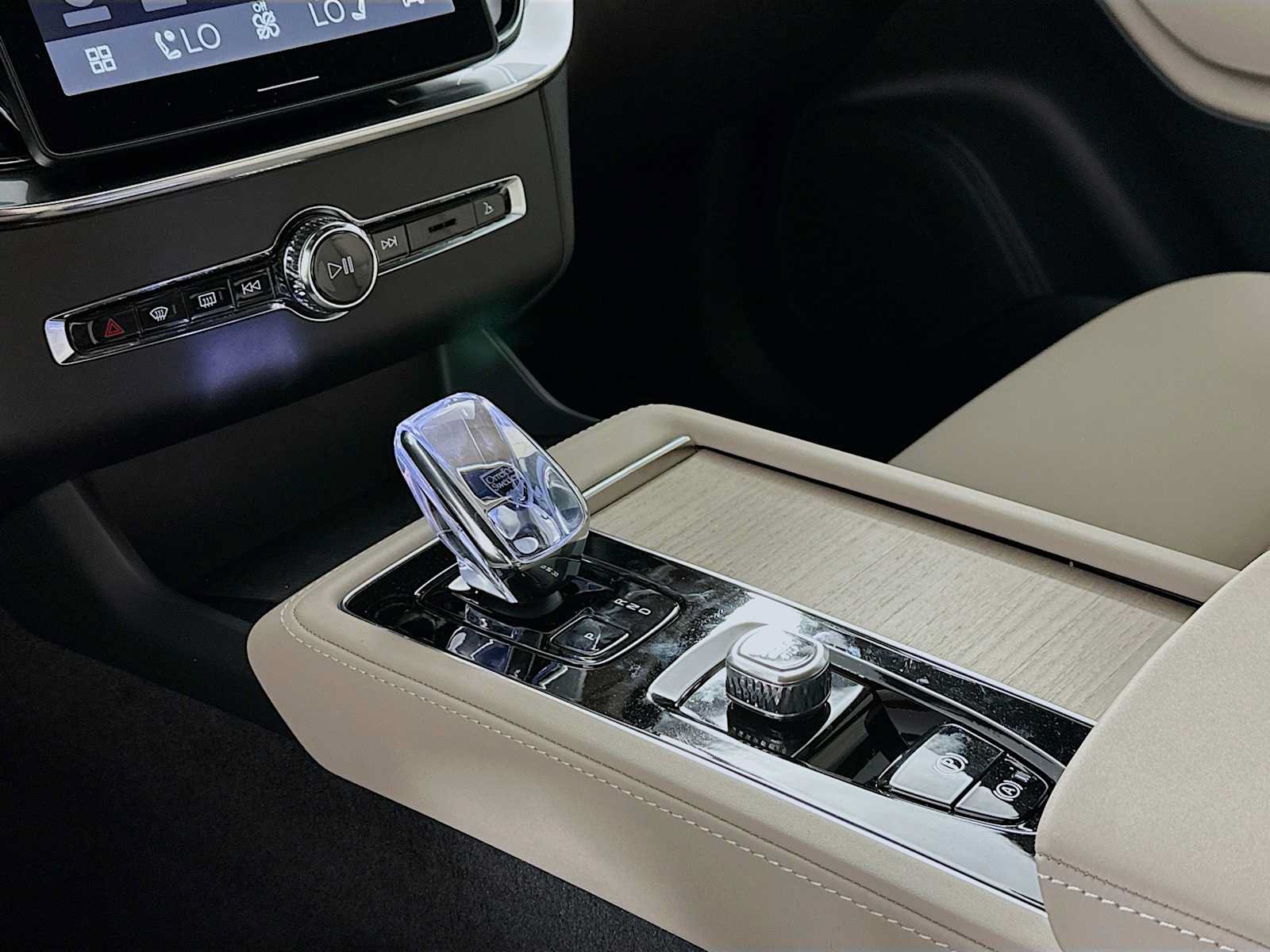 New 2026 Volvo XC90 T8 Plus w/ Protection Package AWD/4WD image 15