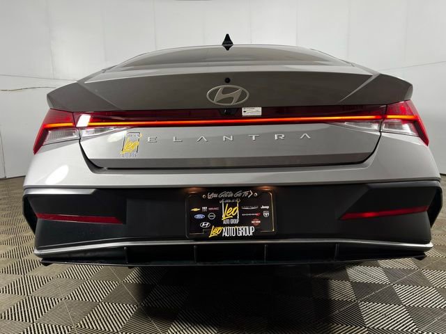Used 2025 Hyundai Elantra SEL image 4