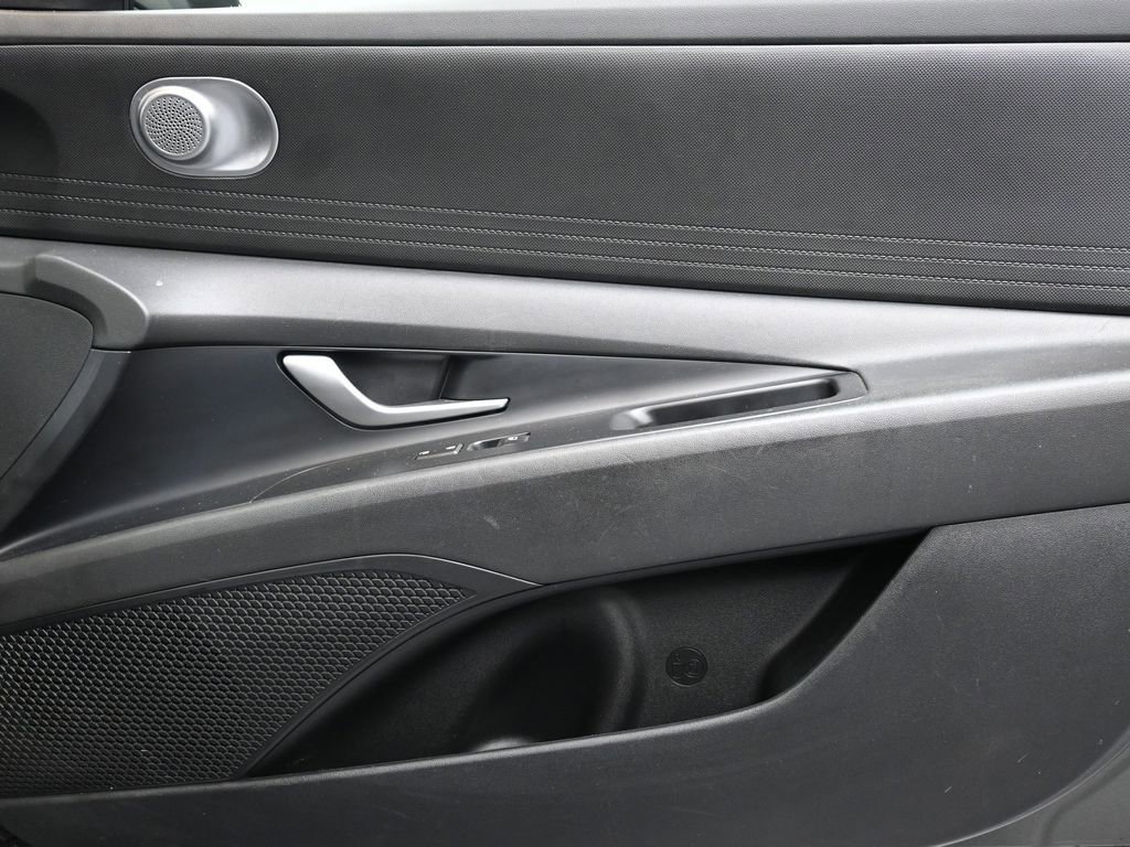 Used 2025 Hyundai Elantra SE image 11