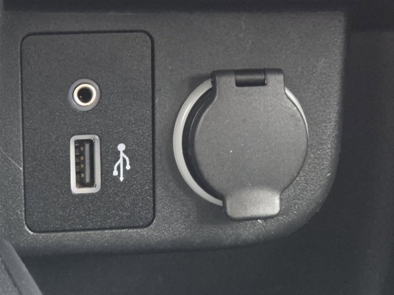 Used 2020 Nissan Kicks S image 7