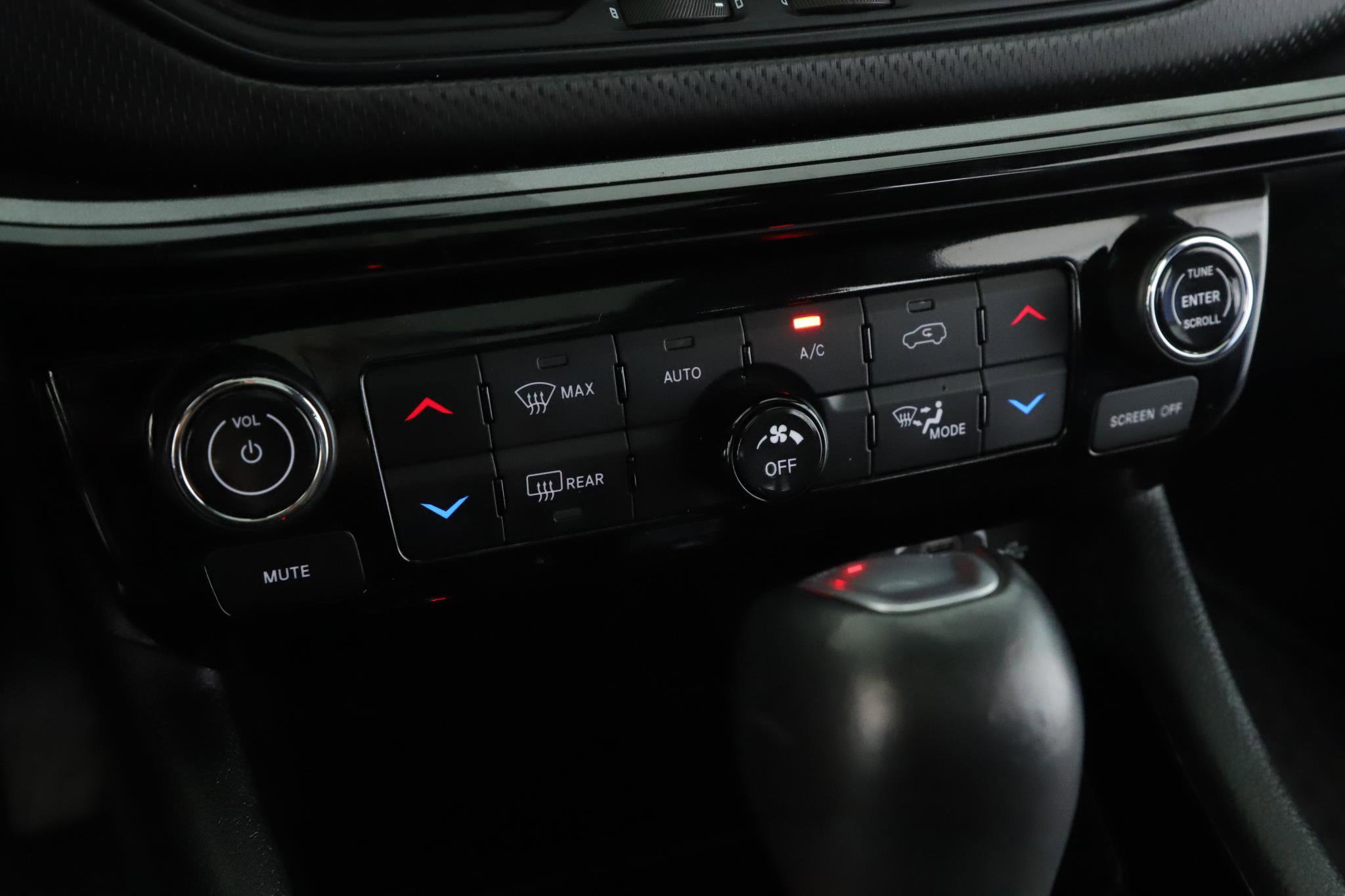 Used 2024 Jeep Compass Latitude w/ Sun and Sound Group image 15