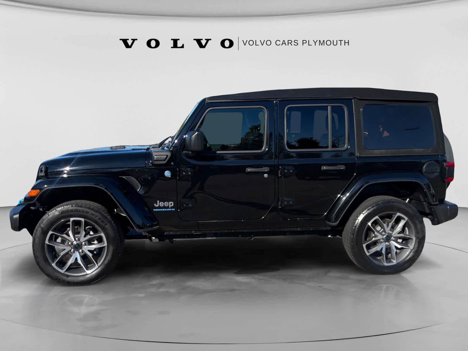 Used 2024 Jeep Wrangler Unlimited w/ Convenience Group AWD/4WD image 4