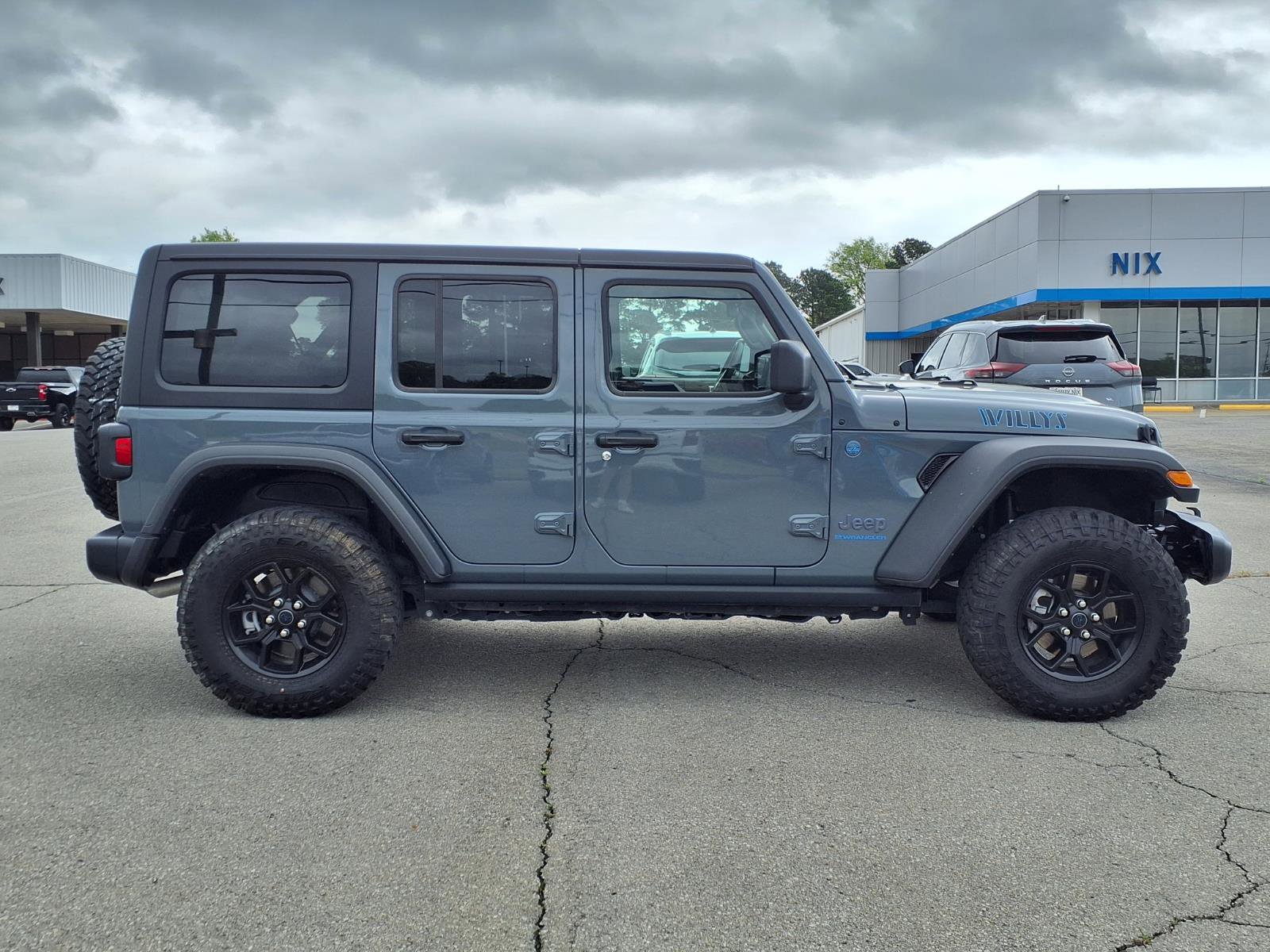 Used 2025 Jeep Wrangler Willys AWD/4WD image 19