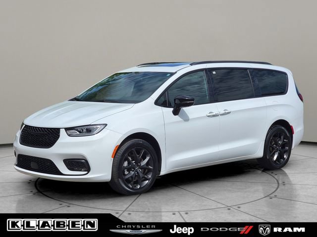 Used 2023 Chrysler Pacifica Limited w/ S Appearance Package