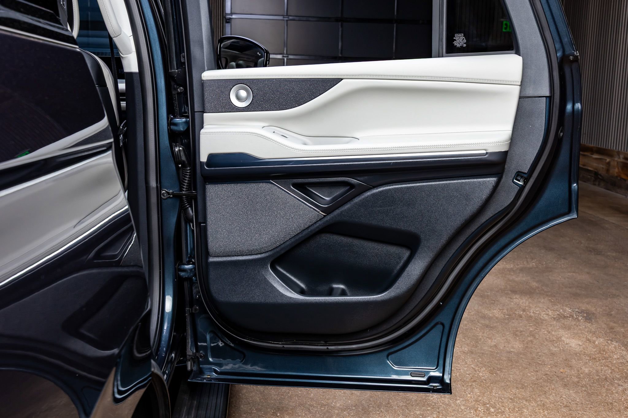 Used 2025 Lincoln Navigator Reserve image 40