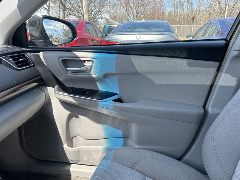 Used 2016 Toyota Camry LE FWD image 12