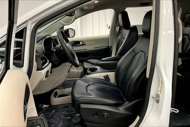 Used 2024 Chrysler Pacifica Touring-L image 22