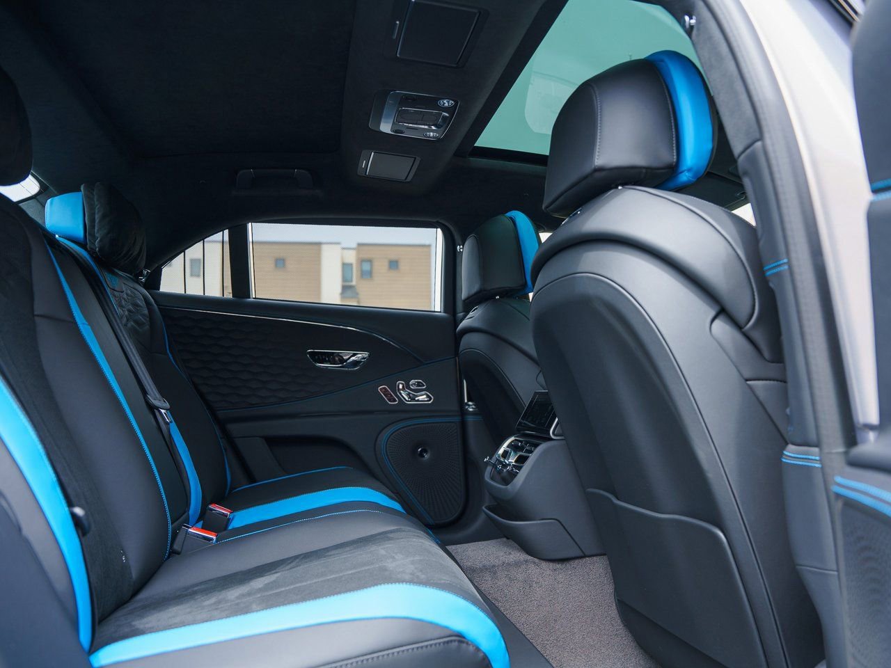 Used 2025 Bentley Flying Spur Plug-In Hybrid image 22