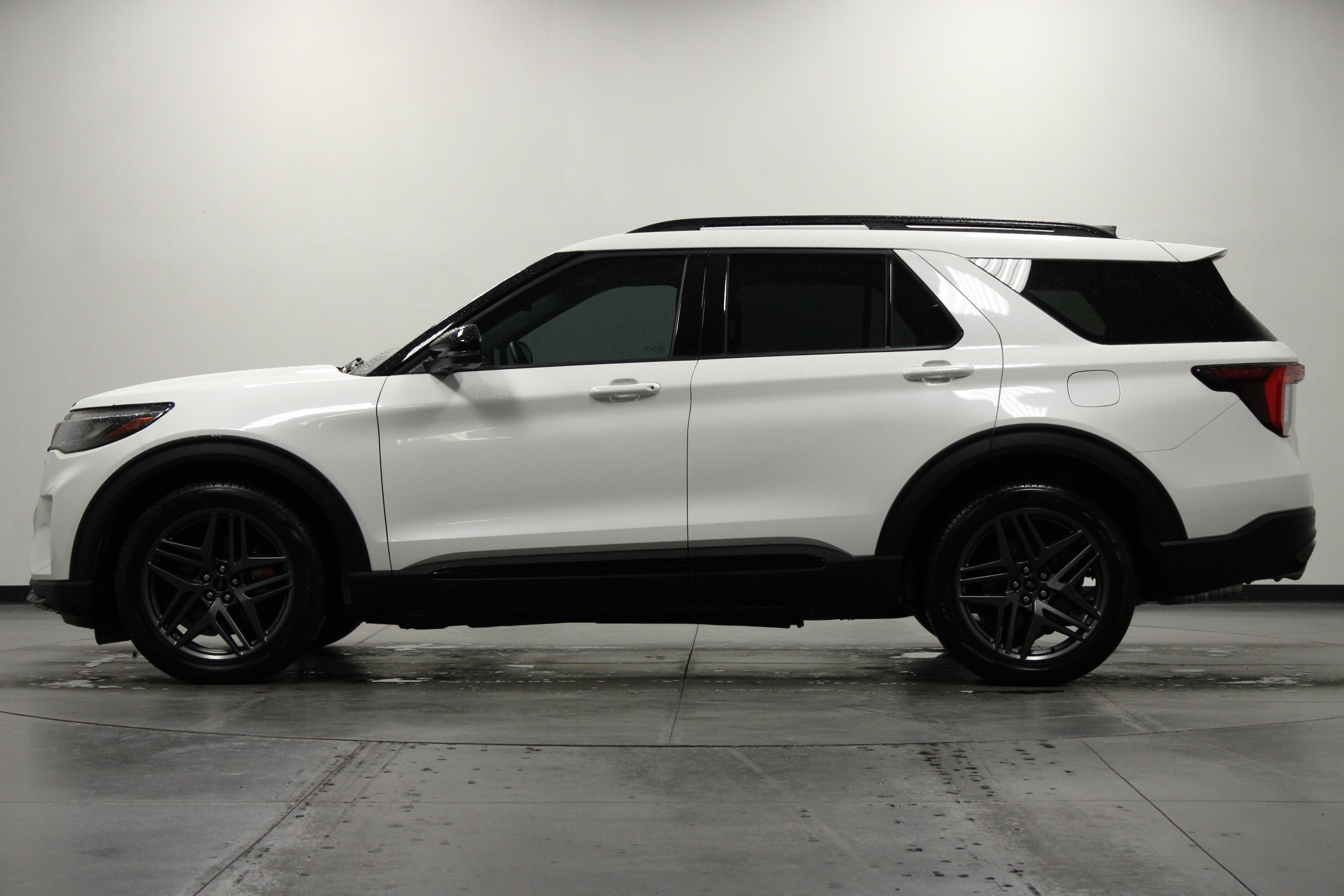 Used 2025 Ford Explorer ST AWD/4WD image 7