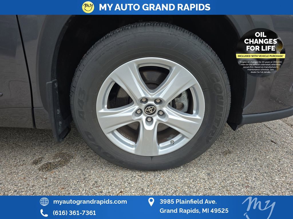 Used 2023 Toyota Highlander LE AWD/4WD image 32