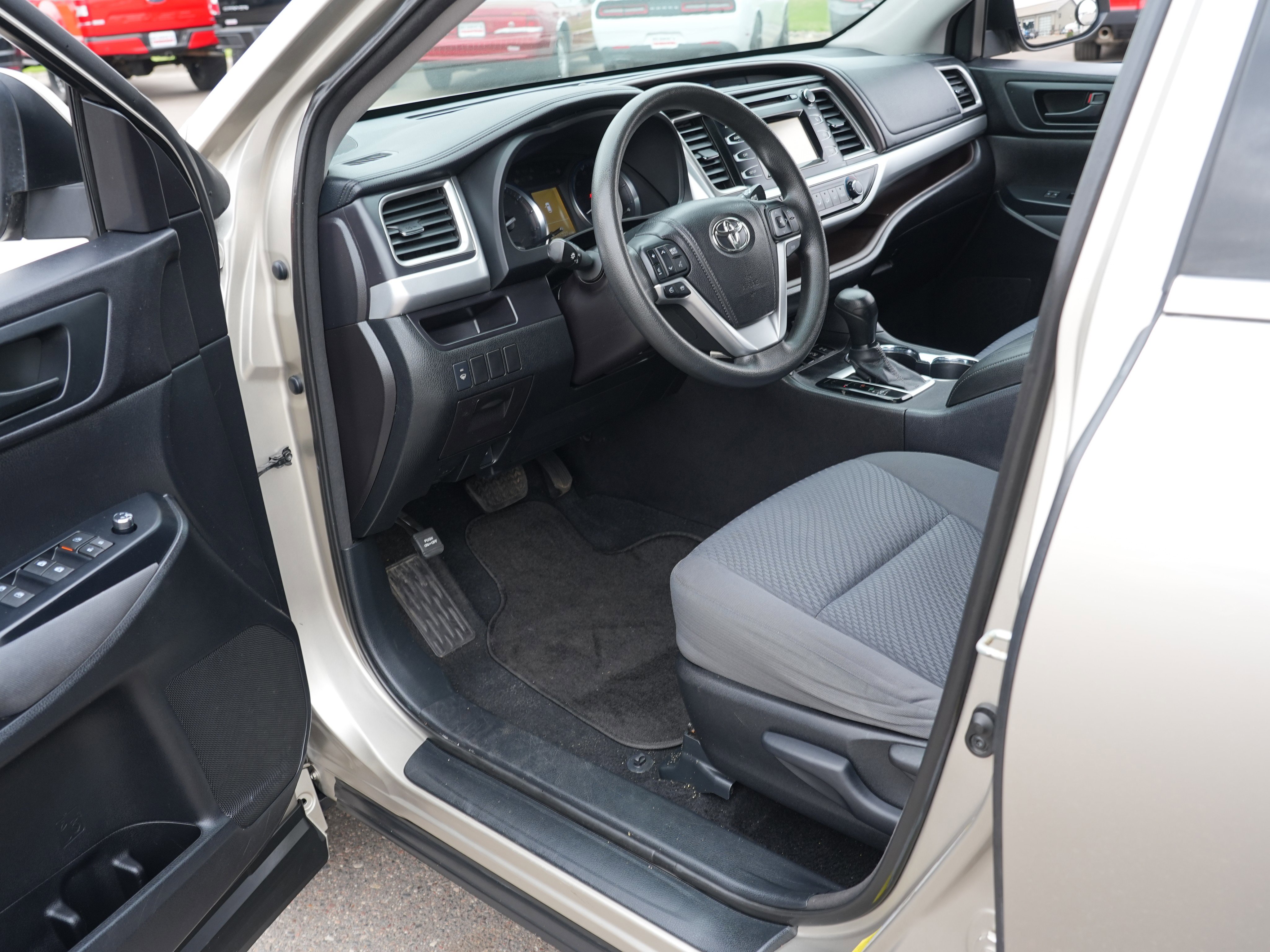 Used 2015 Toyota Highlander LE AWD/4WD image 13